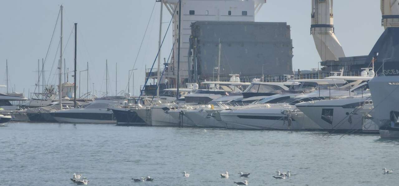 Dev Yük Gemileri Marmaris’e Akın Ediyor: Mega Yatlar Yaz Sezonu İçin Baştan Aşağı Yenileniyor 9